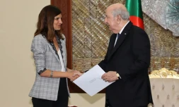Photo prise sur la page Facebook de la présidence algérienne montrant le président algérien, Abdelmadjid Tebboune (D), serrer la main à la ministre française déléguée aux Armées, Alice Rufo, à Alger, le 9 mai 2026