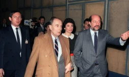 Hervé Bourges (d) président de TF1, François Mitterrand (g) et la journaliste Anne Sinclair (c) avant une émission télévisée le 29 mars 1987 dans les couloirs de TF1 à Paris