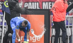 Le meneur de jeu de l'OM Dimitri Payet touché par une bouteille d'eau lancée par supporter lyonnais depuis le virage nord du Parc OL, le 21 novembre 2021