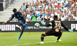 L'attaquant de Reims Boulaye Dia marque face au gardien de l'OM Steve Mandanda, le 10 août 2019 au Vélodrome