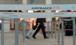 Un passager se dirige vers un guichet Air France alors que des employés de la compagnie sont en grÚve contre un plan de restructuration, le 22 octobre 2015 à l'aéroport de Marignane (Bouches-du-RhÎne)