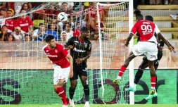 Le dĂ©fenseur monĂ©gasque Wilfried Singo (d) ouvre le score de la tĂȘte contre Lens, le 2 septembre 2023 au stade Louis-II