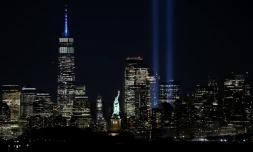 Deux faisceaux de lumière s'élèvent dans le ciel pour symboliser les tours jumelles dans le sud de Manhattan, à New York, le 11 septembre 2024