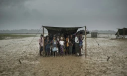 Des réfugiés rohingyas s'abritent de la pluie dans le camp  de Nayapara, au Bangladesh, le 6 octobre 2017