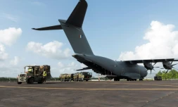 Des modules militaires de réanimation sont déchargés le 3 août 2021 au Lamentin, en Martinique, d'un appareil militaire français
