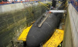 Un des quatre sous-marins lanceurs d'engins - SNLE- en cours de carénage dans une forme de radoub de la base de l'Île Longue dans la rade de Brest dans le Finistère, le 5 décembre 2016