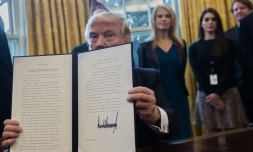 Donald Trump a signé une série de décrets le 24 janvier 2017 pour redonner vie au projet du gigantesque oléoduc Keystone XL reliant le Canada aux États-Unis et à l'oléoduc de la compagnie Energy Transfer Partners dans le Dakota du Nord