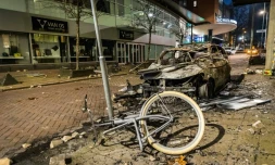 Une voiture brûlée et un vélo détruit après les émeutes ayant frappé Rotterdam le 19 novembre 2021