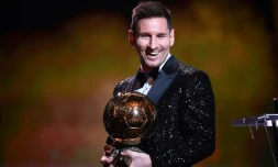 L'attaquant argentin du Paris Saint-Germain Lionel Messi pose avec le Ballon d'Or, le 7e de sa carrière, lors de la cérémonie du Ballon d'Or France Football, le 29 novembre 2021 au Théâtre du Châtelet à Paris