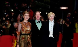 L'actrice britannique Tilda Swinton (D) et l'actrice réalisatrice américaine Greta Gerwig posent avec le réalisateur américain Wes Anderson lors de l'ouverture du festival de Berlin le 15 février 2018 pour l'avant-première de "L'île aux chiens" 