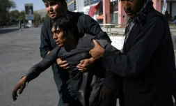 Des afghans aident un de leur ami blessé lors de l'attaque par des hommes armés d'une mosquée chiite de Kaboul, le 25 août 2017