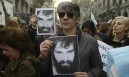 L'acteur argentin Pablo Echarry manifeste avec un portrait de Santiago Maldonado porté disparu le 1er août 2017, à Buenos Aires le 1er septembre 2017