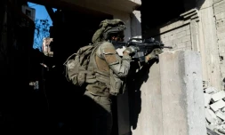 Une photo distribuée par l'armée israélienne le 21 décembre 2023 montre un soldat pendant une opération dans la bande de Gaza