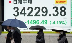Un panneau électronique montrant l'évolution de la Bourse de Tokyo le 3 avril 2025