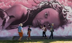 Des visiteurs devant une des fresques de Street Art City le 3 septembre 2020 à Lurcy-Lévis