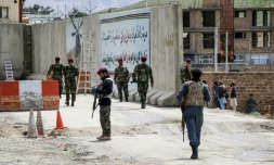 Des membres des forces de sécurité afghanes sur les lieux d'une attaque à la bombe, le 29 avril 2020 à Kaboul