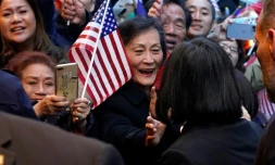 La présidente taïwanaise Tsai Ing-wen (c) arrive à son hÎtel, le 29 mars 2023 à New York, lors d'un déplacement aux Etats-Unis