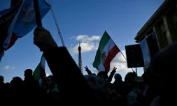 Des manifestants brandissent des drapeaux iraniens d'avant la révolution islamique de 1979 durant un rassemblement à Paris en soutien aux manifestants iraniens, le 4 janvier 2026