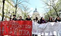 Des étudiants manifestent contre la réforme de l'accès à l'enseignement supérieur, le 10 avril 2018 devant la Sorbonne, à Paris
