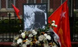 Des fleurs, un drapeau de la Ligue nationale pour la démocratie et un portrait, en hommage à Mya Thwate Thwate Khaing, premiÚre victime de la répression, à Rangoun le 19 février 2021