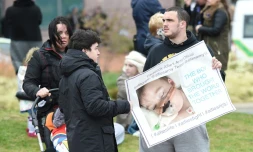 Des soutiens de la famille du petit Alfie devant l'hôpital pour enfants Alder Hey à Liverpool dans le nord-ouest de l'Angleterre, le 23 avril 2018
