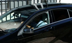 Une voiture aux vitres tintées dépose Cristiano Ronaldo au tribunal de Pozuelo de Alarcon, en banlieue de Madrid, le 31 juillet 2017 