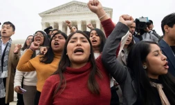 Des "Dreamers" sortent de l'audience Ă la Cour suprĂȘme amĂ©ricaine, le 12 novembre 2019