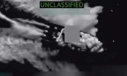 Image tirée d'une vidéo publiée par le secrétaire américain à la Défense Pete Hegseth sur son compte X, le 28 octobre 2025, montrant ce qu'il dit être l'un des quatre bateaux présumés de trafic de drogue dans l'océan Pacifique oriental détruit lors de frappes américaines