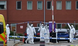 Des enquêteurs de la police le 15 novembre 2021 devant l'hôpital pour femmes de Liverpool en Grande-Bretagne au lendemain de l'explosion d'un taxi