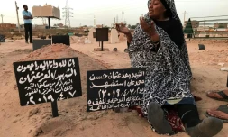 Khadom pleure sur la tombe de son fils tué dans la répression du mouvement de contestation, le 9 juillet 2019 à Khartoum, au Soudan