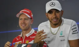 L'Allemand Sebastian Vettel (g) et le Britannique Lewis Hamilton lors d'une conférence de presse avant le GP d'Abou Dhabi, le 23 novembre 2017