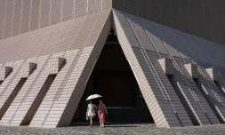 Deux femmes se protègent du soleil avec un parapluie, le 22 juin 2026 à Hong Kong