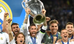 Sergio Ramos soulève la Ligue des champions au milieu de ses partenaires du Real Madrid le 26 mai 2018 après la victoire en finale sur Liverpool à Kiev