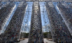"Le Parthénon des livres" installation artistique dont les colonnes sont constituées de livres qui furent un jour interdits quelque part dans le monde à Cassel, en Allemagne, le 1er juin 2017