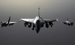 Trois avions français de défense Rafale volant le 27 septembre 2015 vers la Syrie