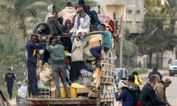 Des Palestiniens grimpés sur un camion fuient Rafah, dans le sud de la bande de Gaza, en direction du centre du territoire, le 13 février 2024