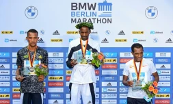 Le podium du marathon de Berlin avec le Kényan Bethwel Yegon (2e), le vainqueur éthiopien Guye Adola et son compatriote Kenenisa Bekele, le 26 septembre 2021 


