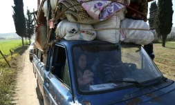 Des civils fuient Afrine, dans le nord-ouest de la Syrie, à la suite du quasi encerclement de la ville par les forces turques et leurs alliés, le 13 mars 2018