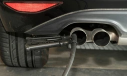 Un test d'émission réalisé sur une véhicule diesel Volkswagen, à Ludwigsburg, au sud-ouest de l'Allemagne, le 7 août 2017