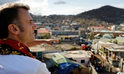 Emmanuel Macron dans le quartier de Kavani à Mamoudzou,  à Mayotte, le 19 décembre 2024, après le passage du cyclone Chido sur l'archipel