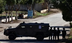Un véhicule militaire israélien bloque l'entrée de Tammoun, au sud de Toubas, lors d'une opération militaire en Cisjordanie occupée, le 26 novembre 2025