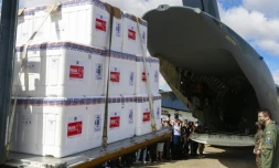 Chargement de doses de vaccin par des militaires brésiliens à Sao Paulo pour les distribuer à travers le pays le 18 janvier 2021