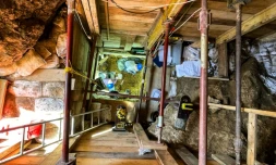 Photo diffusée le 31 janvier 2024 par l'Institut Max-Planck de Leipzig montrant un échafaudage érigé pour soutenir une tranchée lors de fouilles sur le site archéologique de Ranis, en Allemagne