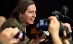 Le réalisateur américain Wes Anderson signe des autographes après une conférence de presse pour son nouveau long-métrage, "L'Ile aux chiens", qui ouvre la Berlinale, le 15 février 2018