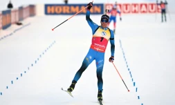 La joie du Français Quentin Fillon-Maillet, vainqueur de la poursuite de Ruhpolding, comptant pour la Coupe du monde de biathlon, le 16 janvier 2022