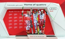 Alexis Pinturault (c) fĂȘte sur le podium sa seconde victoire en 3 jours en slalom gĂ©ant Ă Hinterstoder en Autriche, le 28 fĂ©vrier 2016