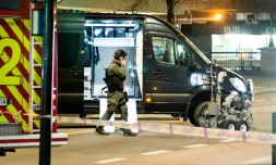 Un policier près d'un robot démineur après la découverte d'un engin suspect ressemblant à une bombe, le 8 avril 2017 à Oslo, en Norvège