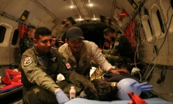 Les enfants rescapés de la jungle colombienne sont évacués par un avion sanitaire de l'armée colombienne, le 9 juin 2023