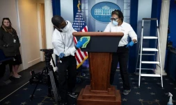 Nettoyage du podium de la salle de presse de la Maison Blanche