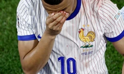 L'attaquant français Kylian MbappĂ© quitte le terrain aprĂšs s'ĂȘtre cassĂ© le nez lors d'un choc pendant le match du groupe D de l'Euro 2024 contre l'Autriche Ă DĂŒsseldorf, le 17 juin 2024